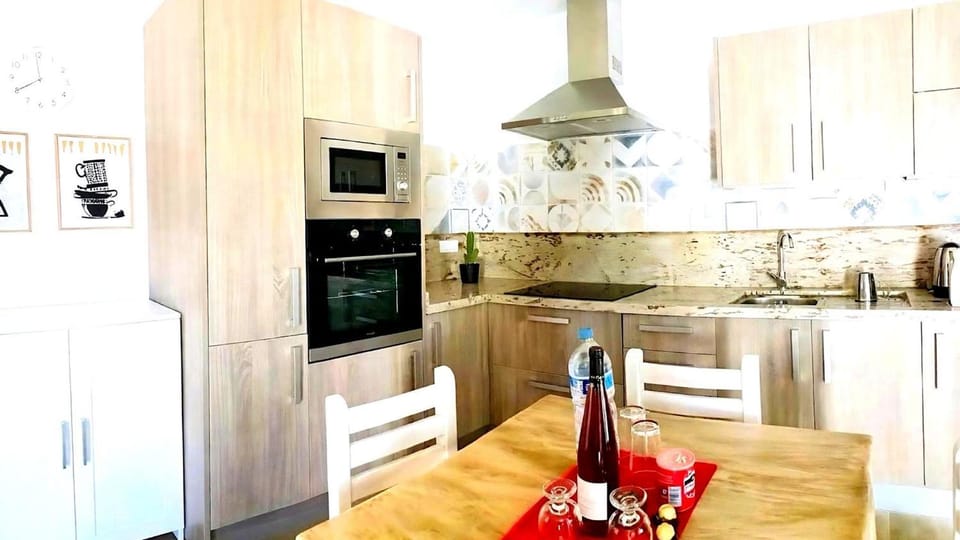 Coffee/tea facilities, microwave, oven, stove, toaster, kitchen