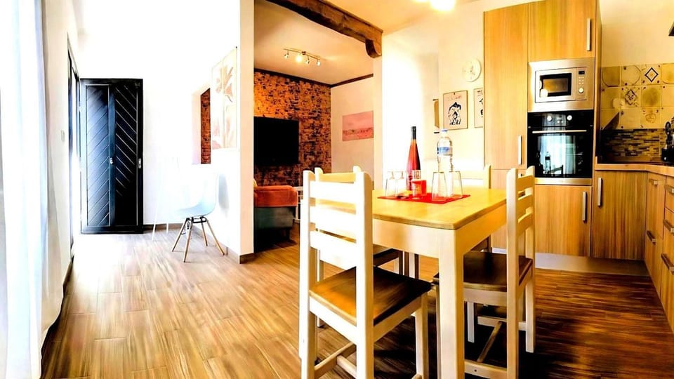 Restaurant/places to eat, Coffee/tea facilities, microwave, oven, toaster, kitchen
