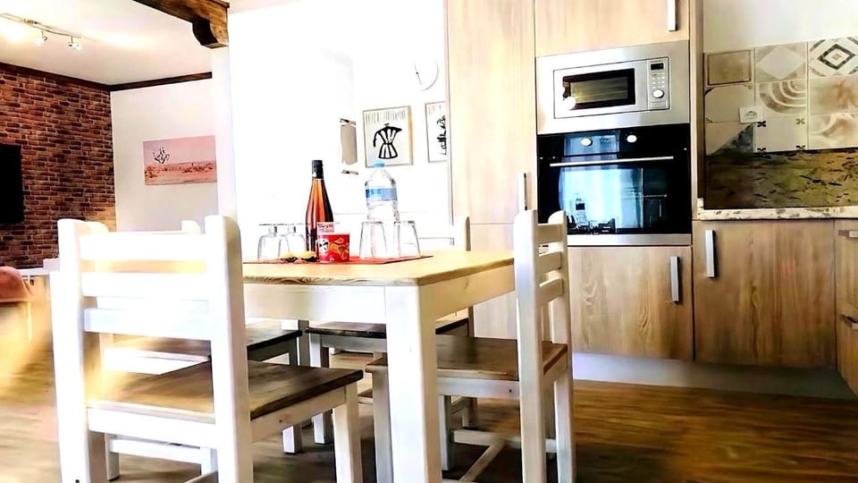Restaurant/places to eat, Coffee/tea facilities, microwave, oven, stove, toaster, kitchen