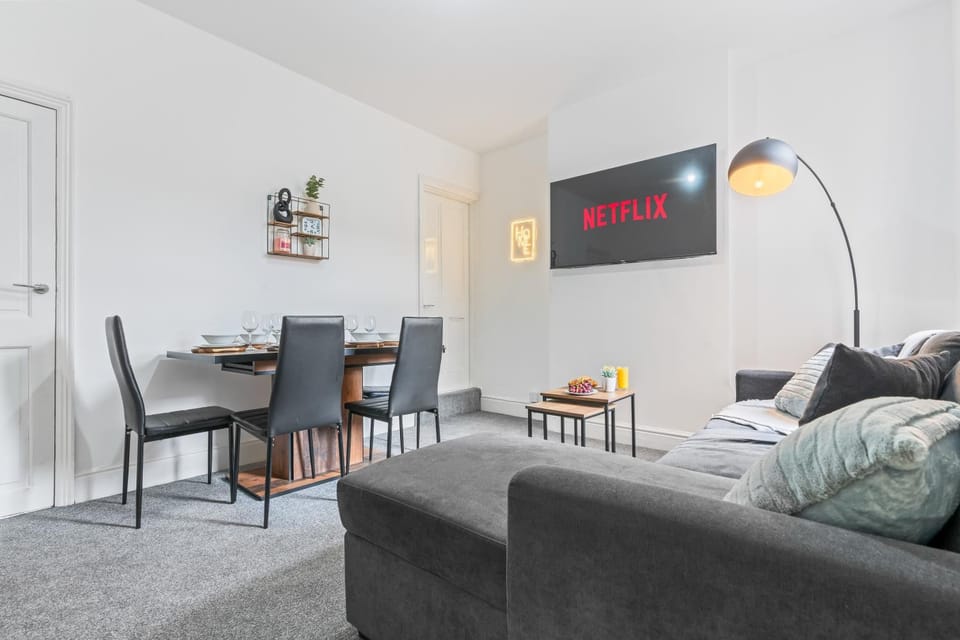 TV and multimedia, Living room, Seating area, Dining area