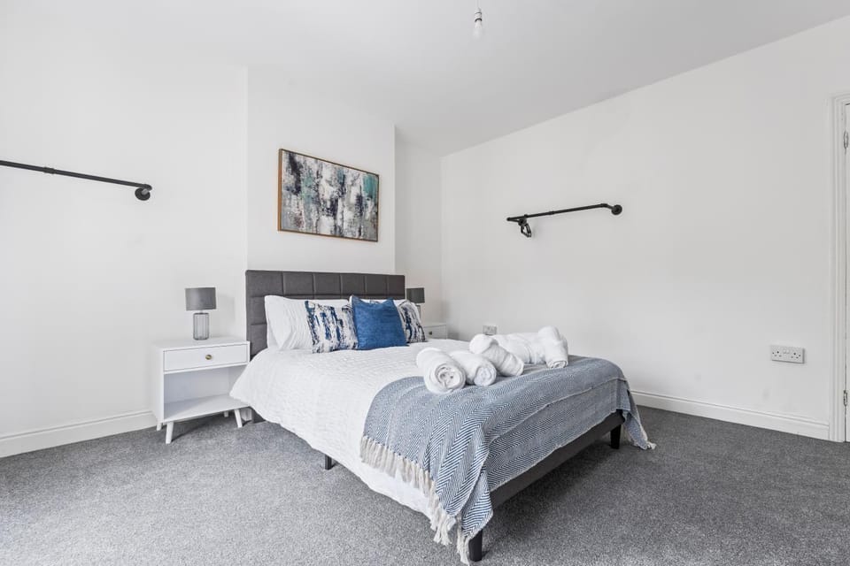 Bed, Photo of the whole room, Bedroom, towels