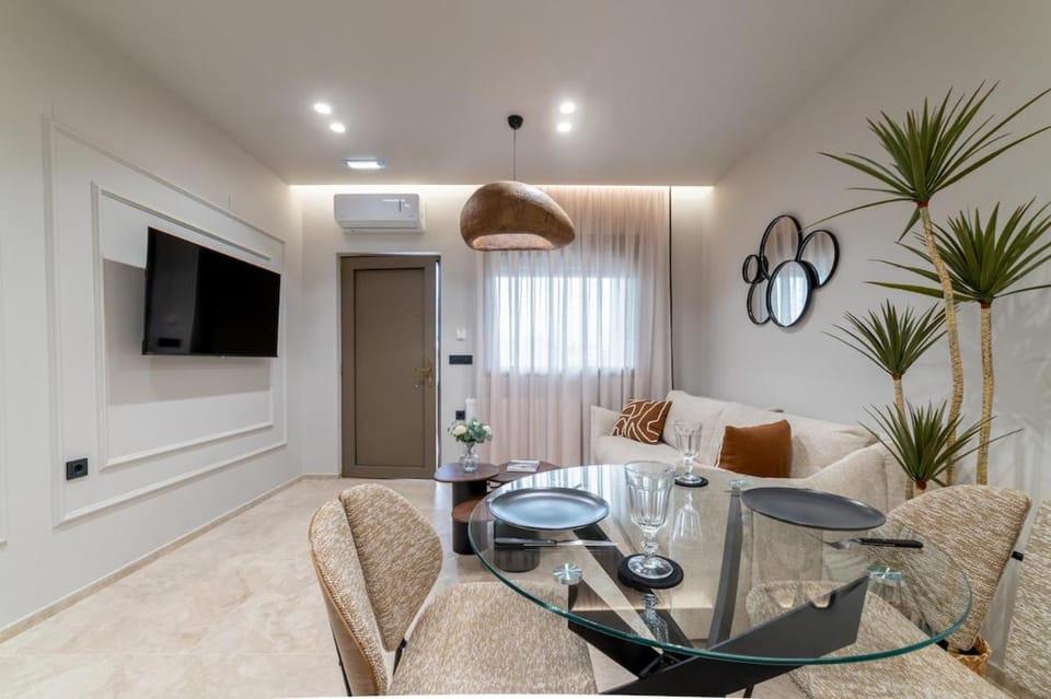 TV and multimedia, Living room, Seating area, Dining area