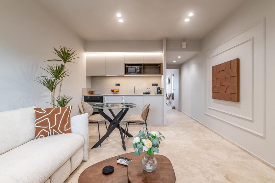 Kitchen or kitchenette, Living room, Seating area, Dining area, stove