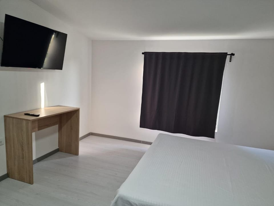 Bed, TV and multimedia, Bedroom