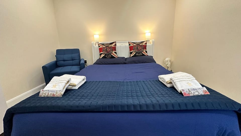 Bed, Bedroom, towels