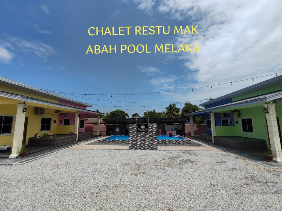 Chalet Restu Mak Abah Pool Merlimau Melaka Chalet in Malaysia