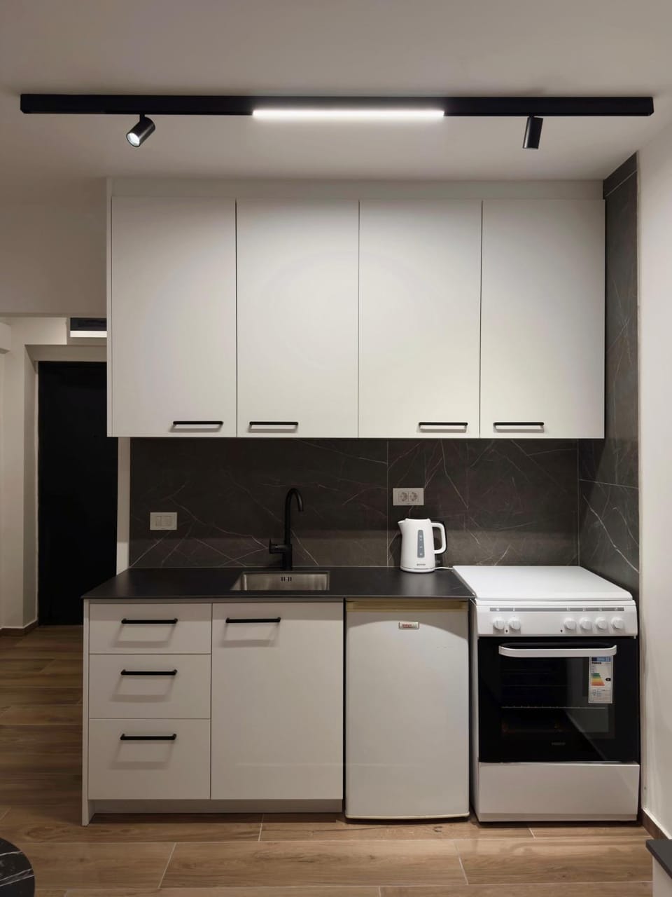 Coffee/tea facilities, Kitchen or kitchenette, stove