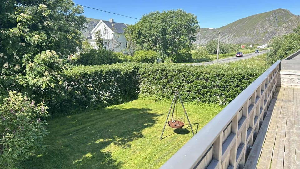 Nearby landmark, Day, Natural landscape, Garden, Garden view, Mountain view