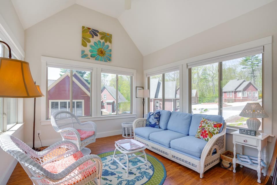 Lake Access & Pools: Sun-Soaked Westford Cottage! House in Westford