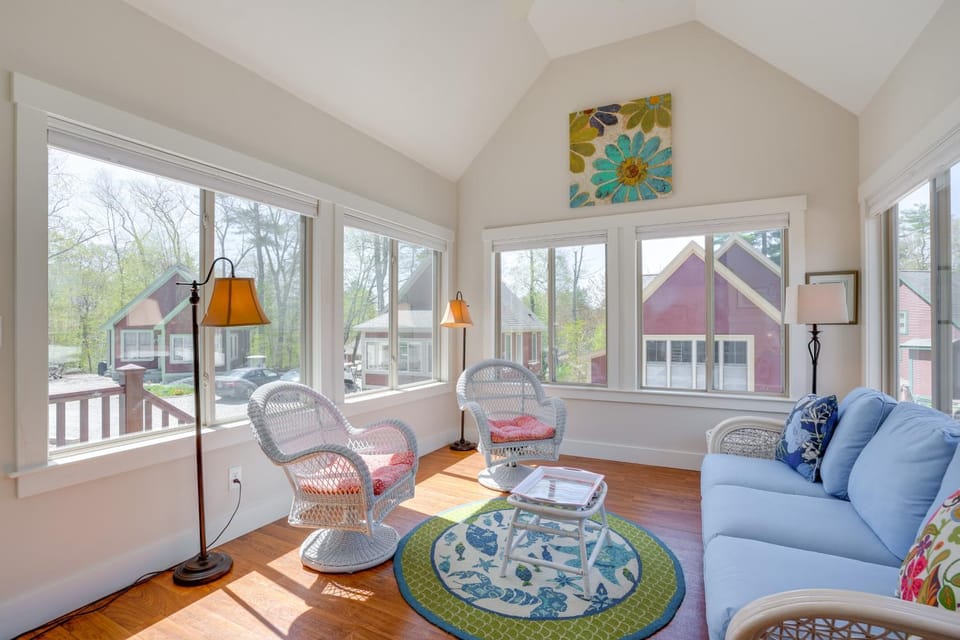 Lake Access & Pools: Sun-Soaked Westford Cottage! House in Westford