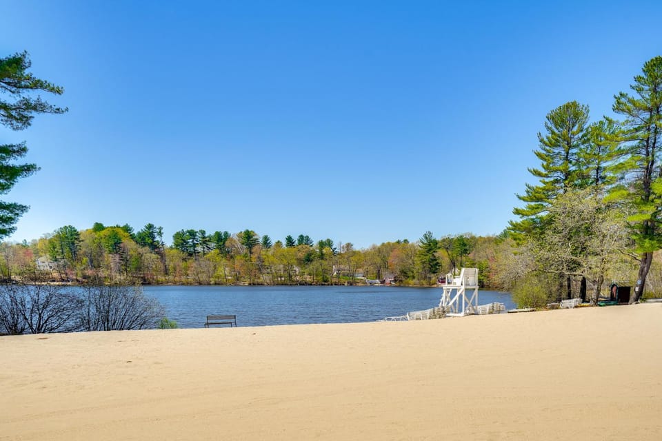 Lake Access & Pools: Sun-Soaked Westford Cottage! House in Westford