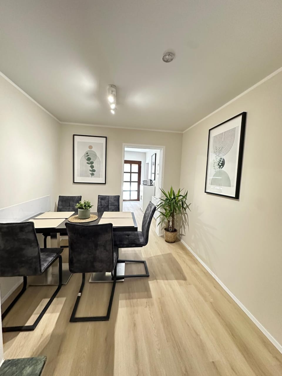 Seating area, Dining area