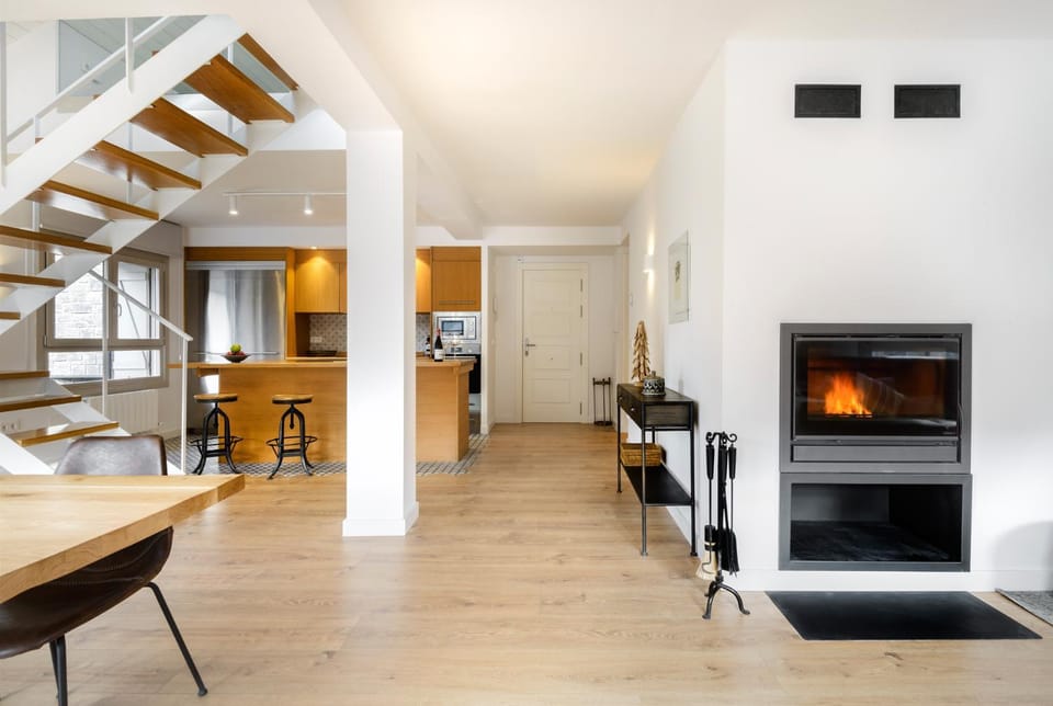 Kitchen or kitchenette, Dining area, fireplace, flat iron, pet friendly, stove