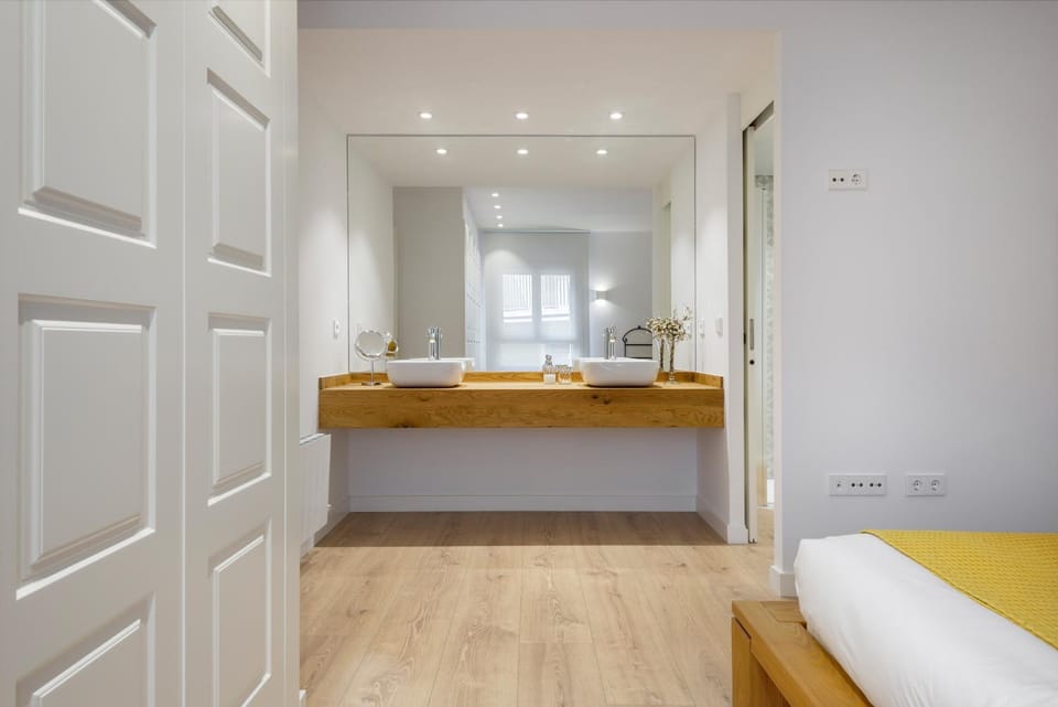 Bed, Bathroom, Photo of the whole room, Bedroom
