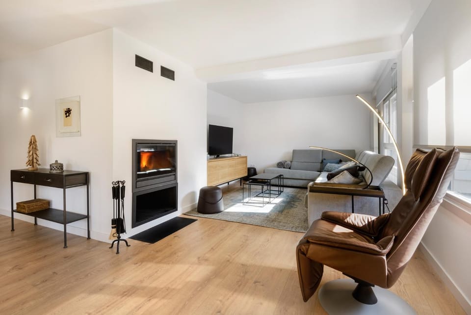 TV and multimedia, Living room, Seating area, fireplace