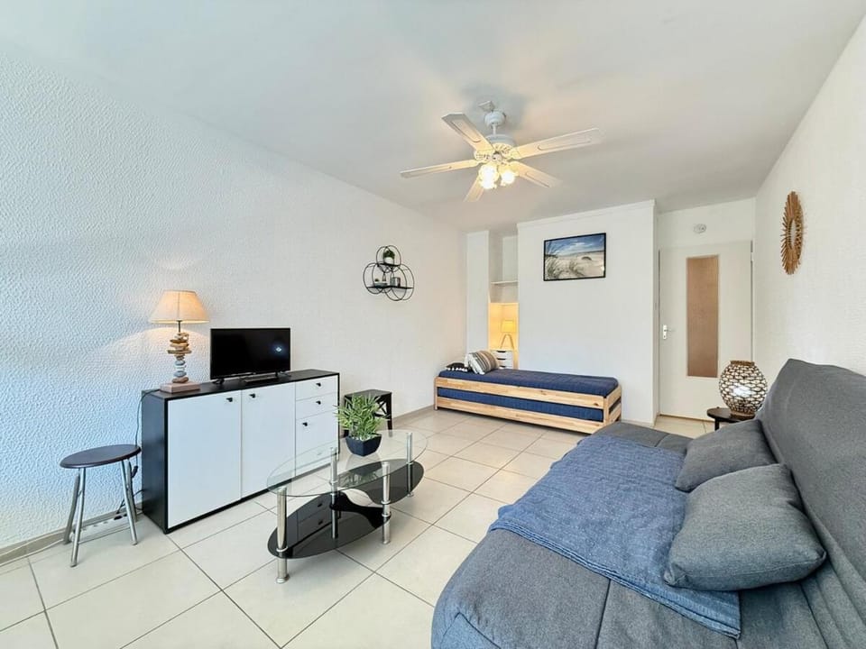 Communal lounge/ TV room, Bed, TV and multimedia, Living room, Seating area