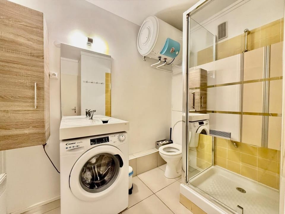 Shower, Toilet, Bathroom, towels, washing machine