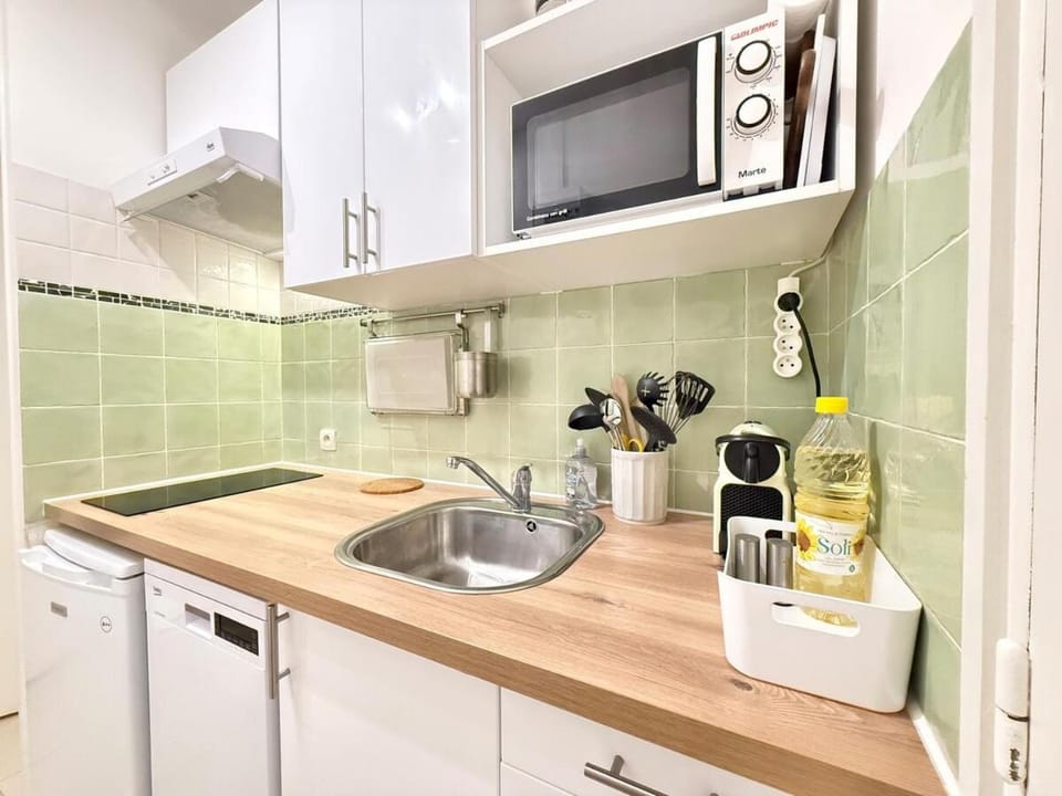 Kitchen or kitchenette, dishwasher, stove