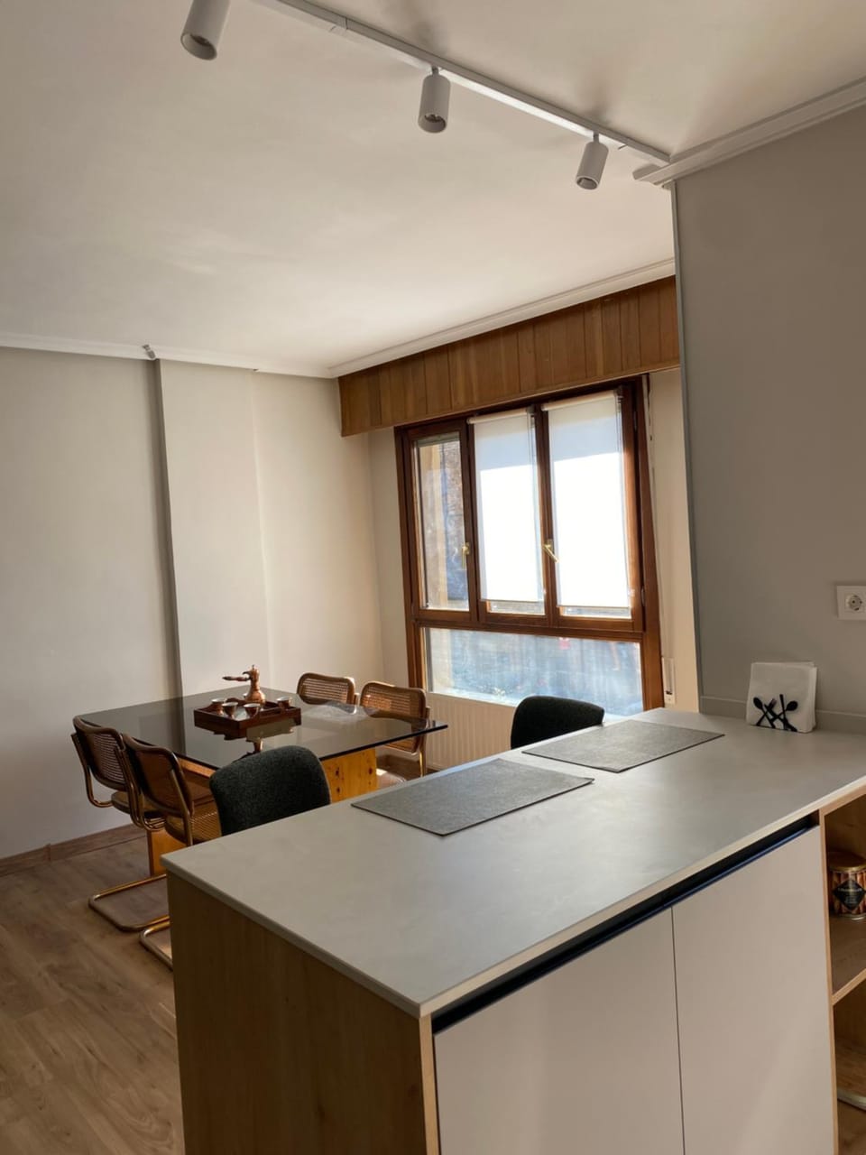 Kitchen or kitchenette, Living room, Seating area, Dining area