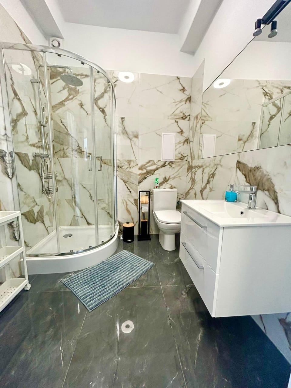 Shower, Toilet, Bathroom, Bath