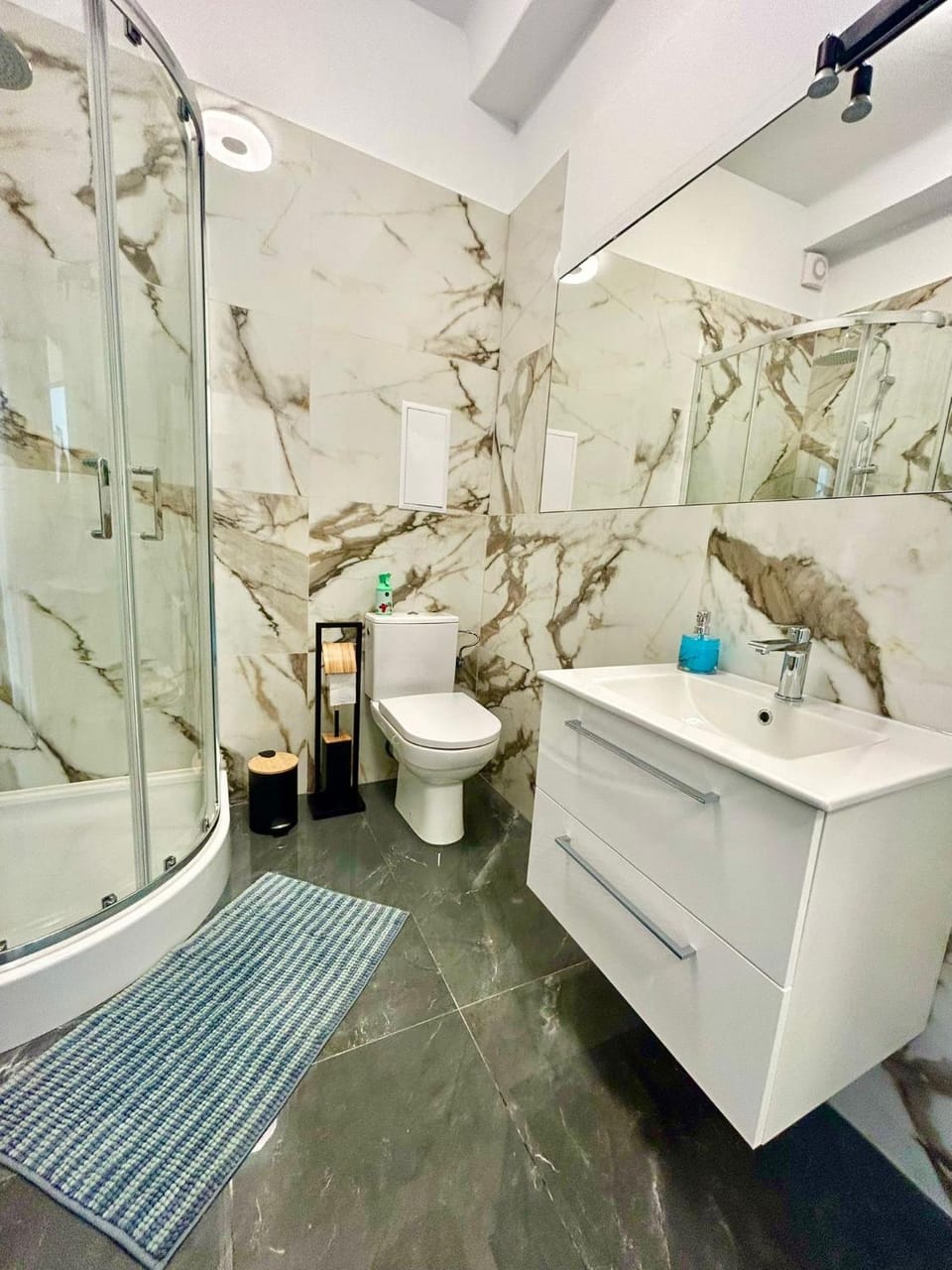 Shower, Toilet, Bathroom, Bath