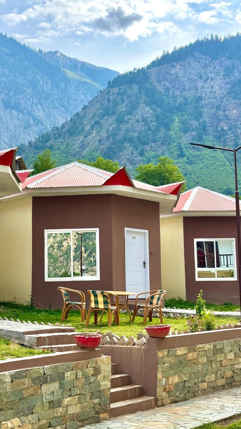 Property building, Spring, Day, Natural landscape, Garden, Mountain view