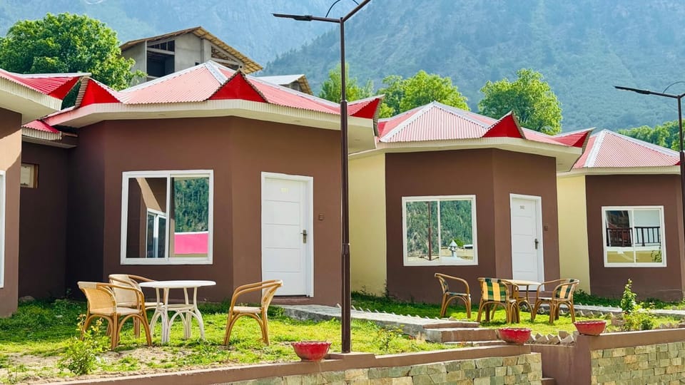Property building, Spring, Day, Natural landscape, Garden, Garden, Garden view, Mountain view