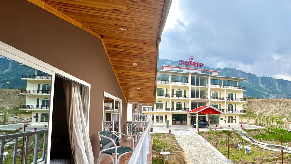 Property building, Patio, Restaurant/places to eat, Spring, Day, Natural landscape, View (from property/room), Balcony/Terrace, Mountain view, Breakfast