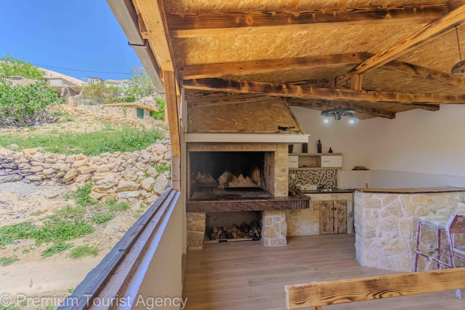 Natural landscape, BBQ facilities, Balcony/Terrace, Dining area