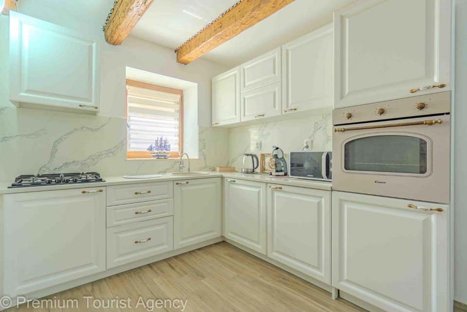 Kitchen or kitchenette, microwave, oven, stove