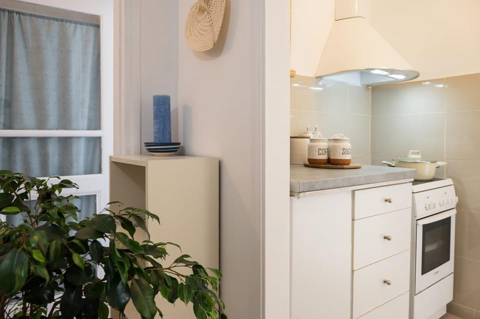 Kitchen or kitchenette, oven, stove