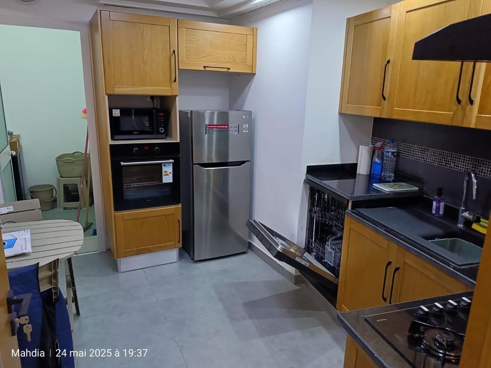 Kitchen or kitchenette, dishwasher, minibar, oven, stove