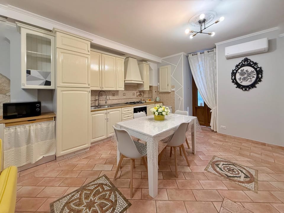 Kitchen or kitchenette, Dining area, oven, stove, air conditioner