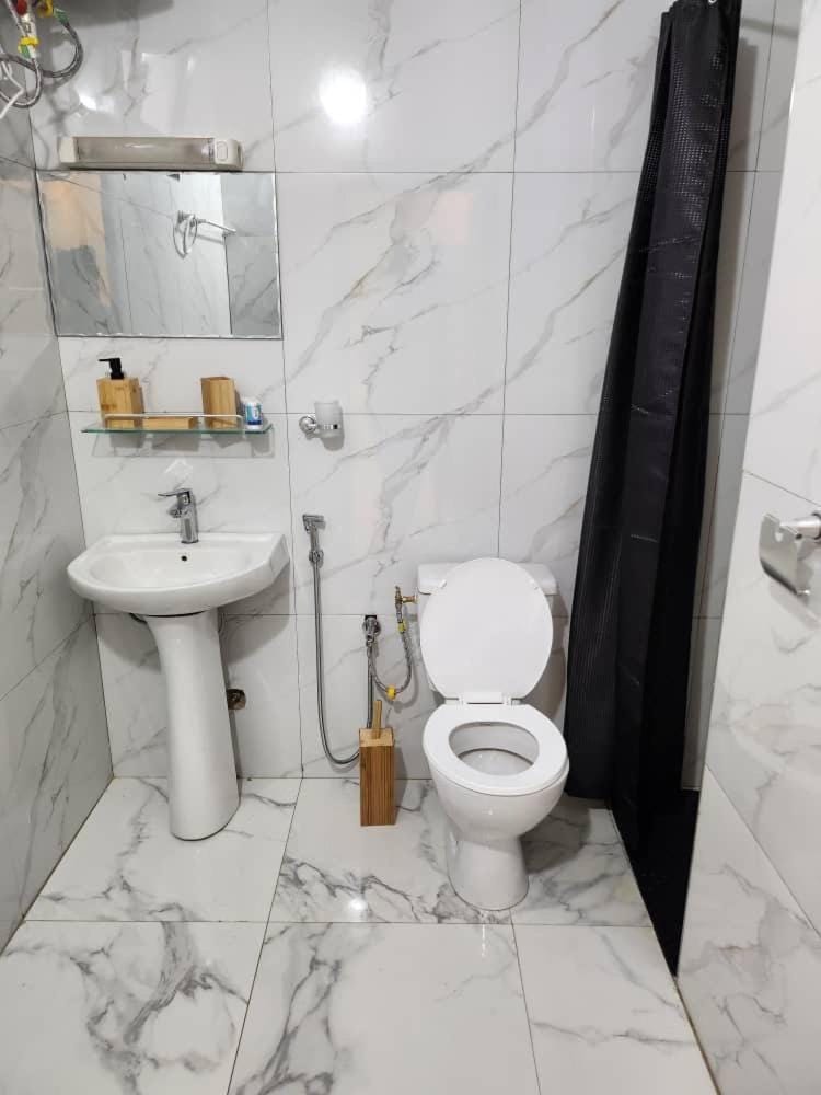 Shower, Toilet
