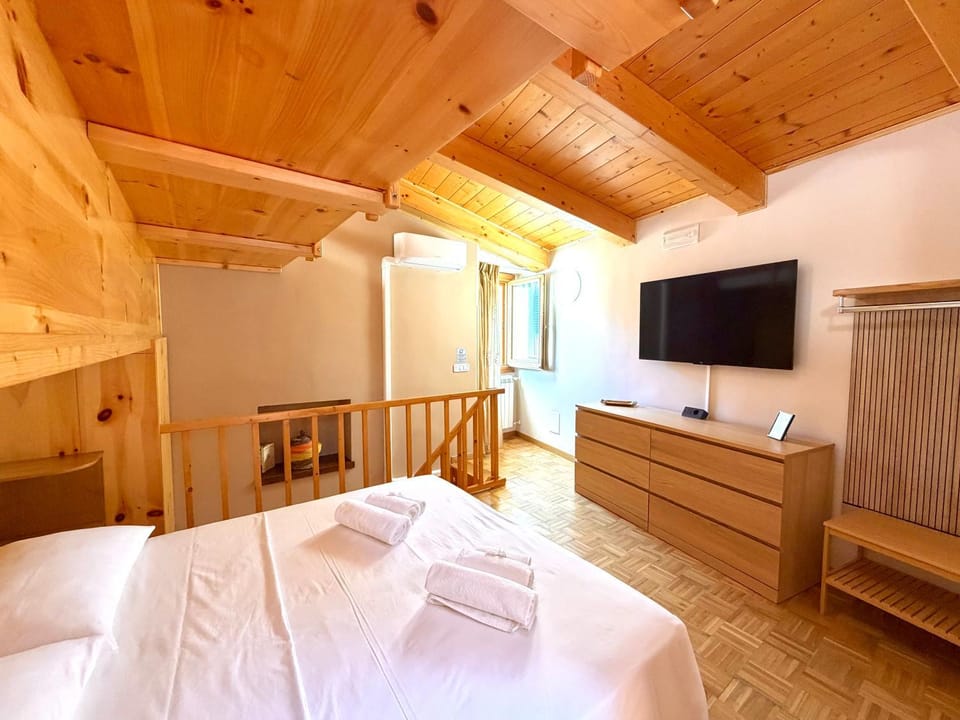 Bed, TV and multimedia, View (from property/room), Photo of the whole room, Bedroom, Mountain view, bunk bed, hair dryier, heating, heating, towels, wardrobe, air conditioner, air conditioner