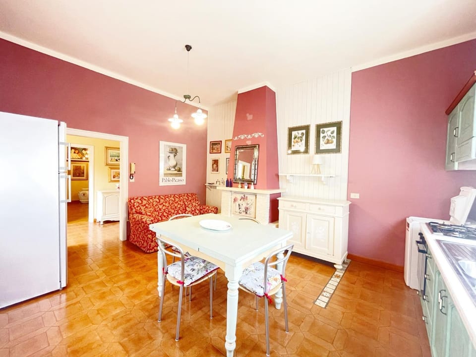 Kitchen or kitchenette, Dining area, oven