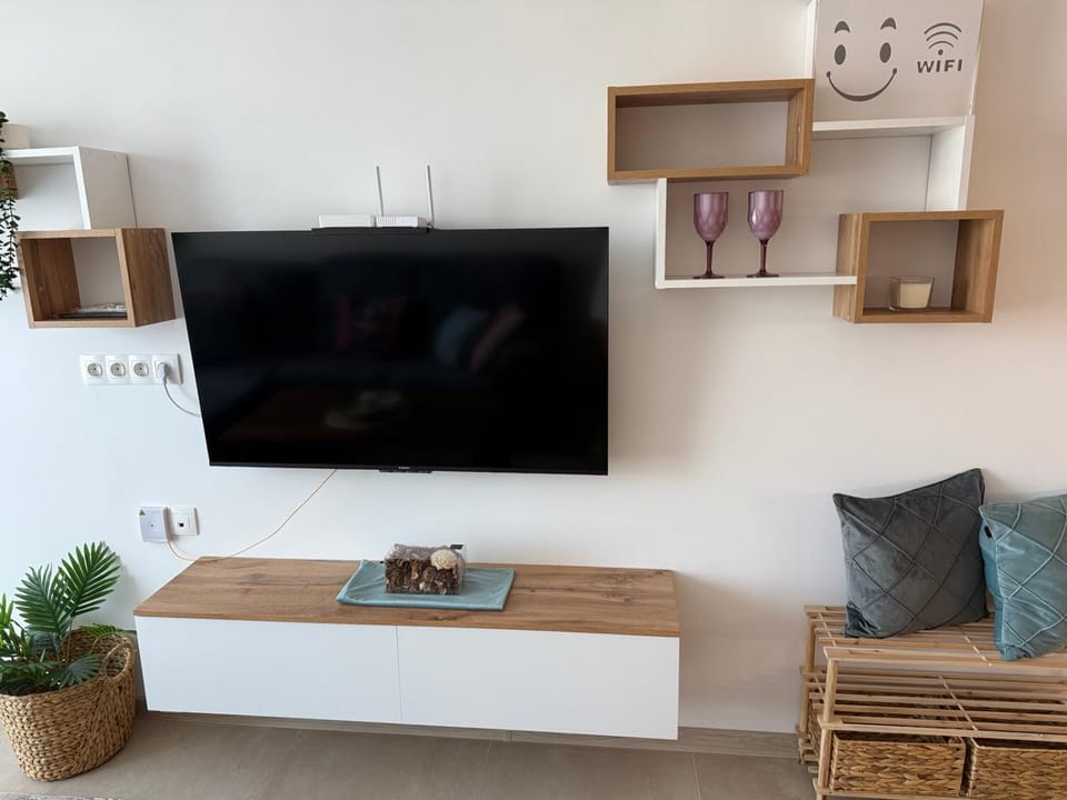 Communal lounge/ TV room, TV and multimedia