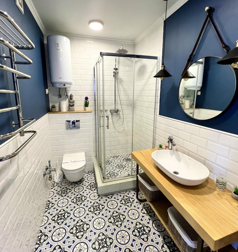 Shower, Toilet