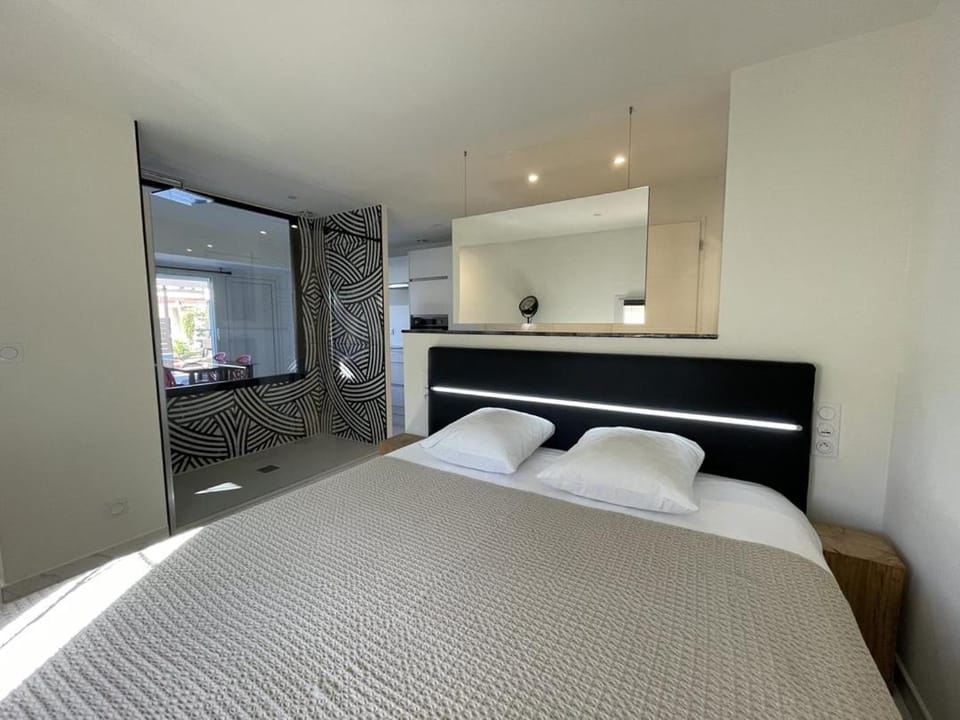 Bed, Photo of the whole room, Bedroom, wardrobe