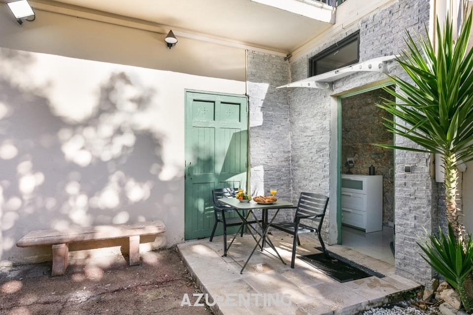 Patio, Facade/entrance