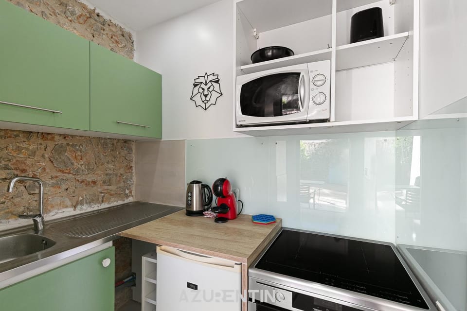 Coffee/tea facilities, microwave, oven, toaster, kitchen