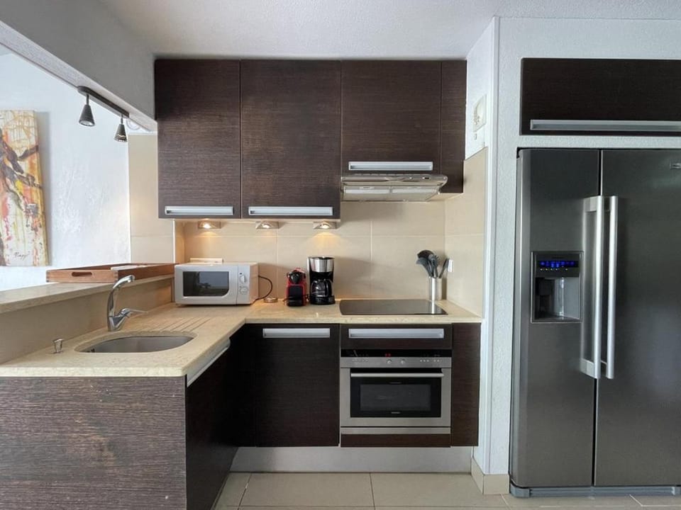 Kitchen or kitchenette, dishwasher, oven