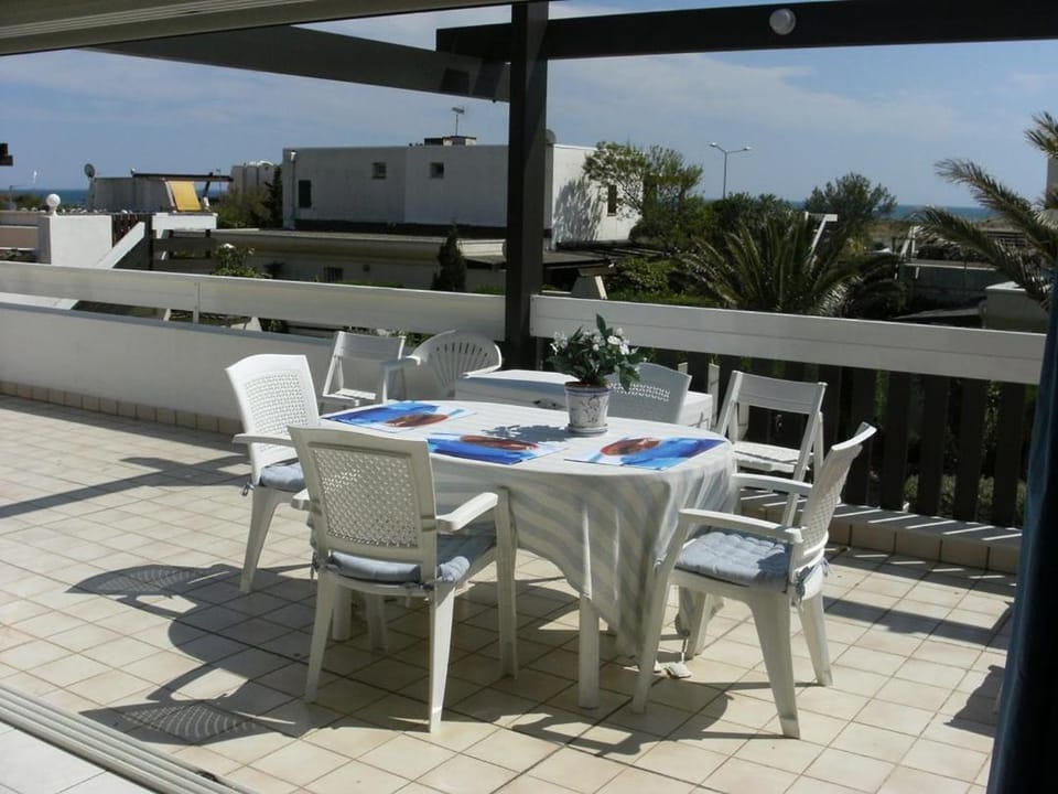 View (from property/room), Balcony/Terrace, Dining area