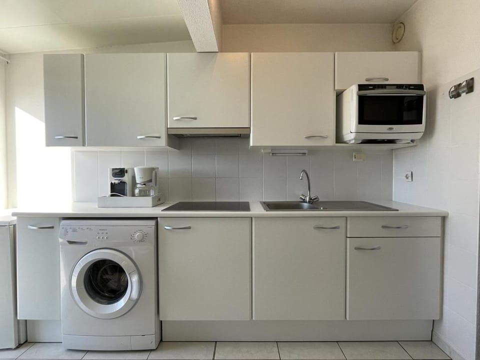 Kitchen or kitchenette, oven, washing machine