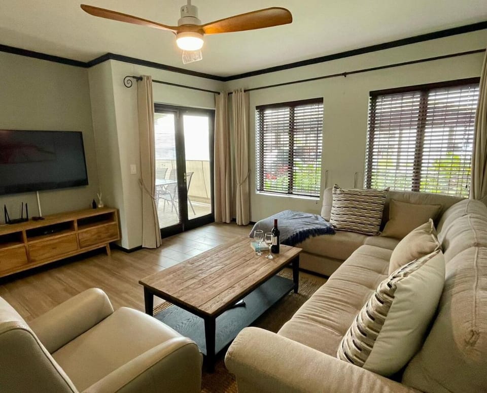 Communal lounge/ TV room, TV and multimedia, Living room, Seating area, Evening entertainment