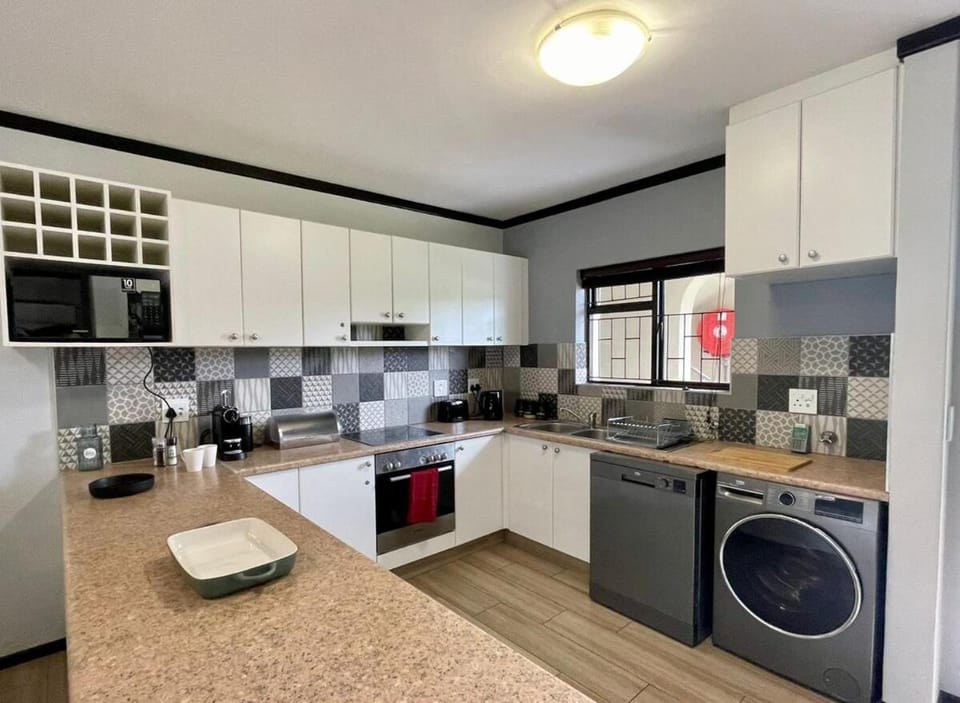 Coffee/tea facilities, Kitchen or kitchenette, dishwasher, oven, stove, toaster, washing machine, dryer