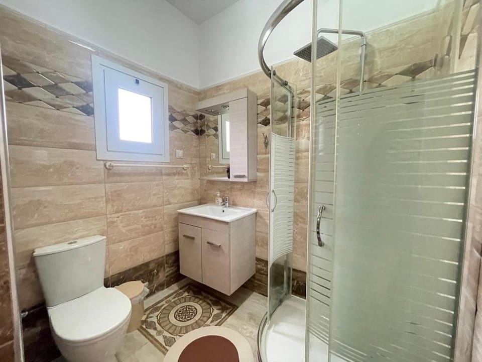 Shower, Toilet, Bathroom, Bath, bidet, towels