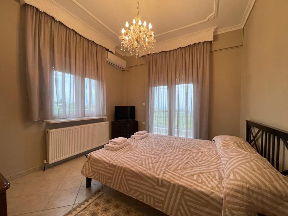 Bed, TV and multimedia, View (from property/room), Photo of the whole room, Bedroom, Sea view, Location, internet