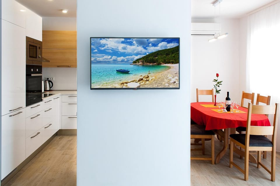 Communal lounge/ TV room, Kitchen or kitchenette, Dining area