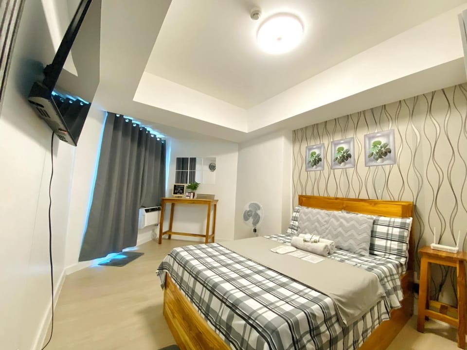 Bed, TV and multimedia, Bedroom, towels